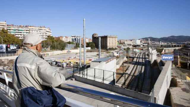 Una persona mira las obras paradas de la estación de la futura estación de la Sagrera, uno de los varios proyectos de ciudad que están parados en el distrito de