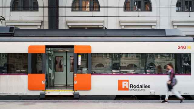 Un tren de Rodalies en la Estació de França de Barcelona