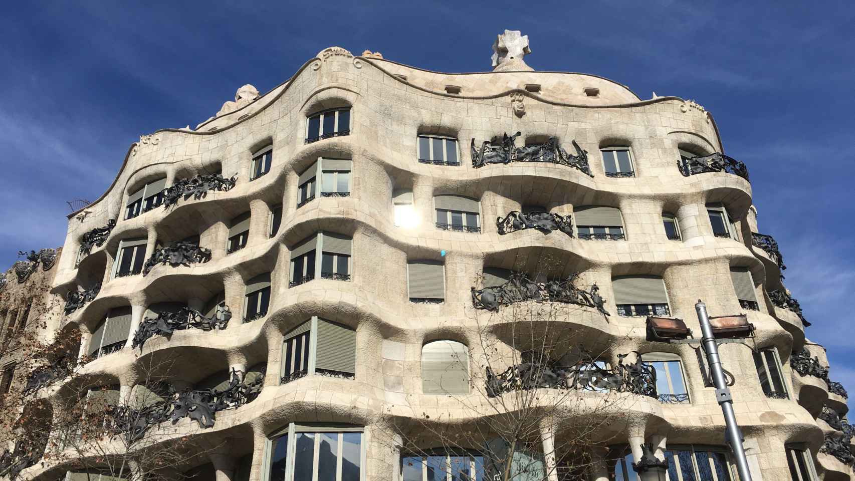 Una imagen de la fachada de La Pedrera en Paseo de Gràcia / METRÓPOLI ABIERTA