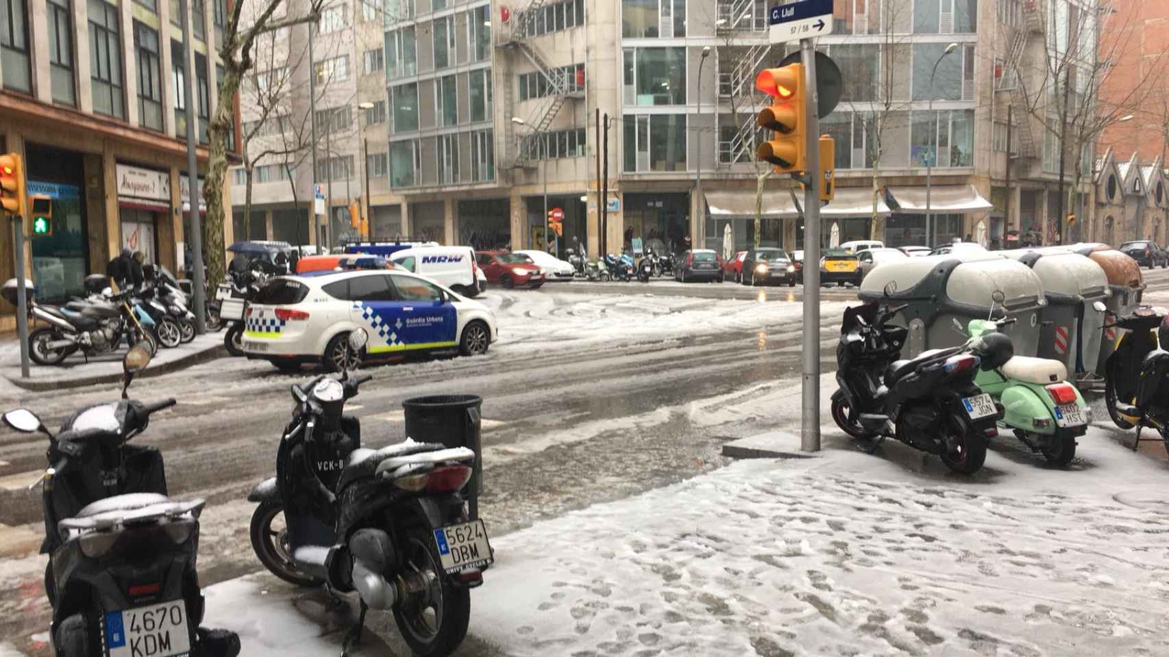 La nieve ha llegado a caer en zonas tan cercanas al mar como es el caso de la avenida Icària, junto al Port Olímpic / A.A.