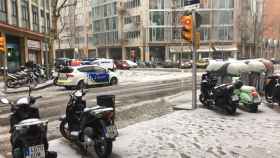 La nieve ha llegado a caer en zonas tan cercanas al mar como es el caso de la avenida Icària, junto al Port Olímpic / A.A.