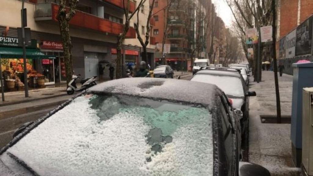 Muchos parabrisas de coches mostraban los efectos de la nieve o el granizo / A.A.