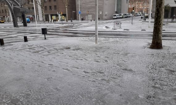 En algunas calles del Poble Nou, la nieve ha cuajado por momentos / A.A.