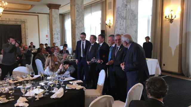 Ángel Simón, presidente de Aigües de Barcelona, recibiendo la 'Clau de Barcelona / PABLO ALEGRE