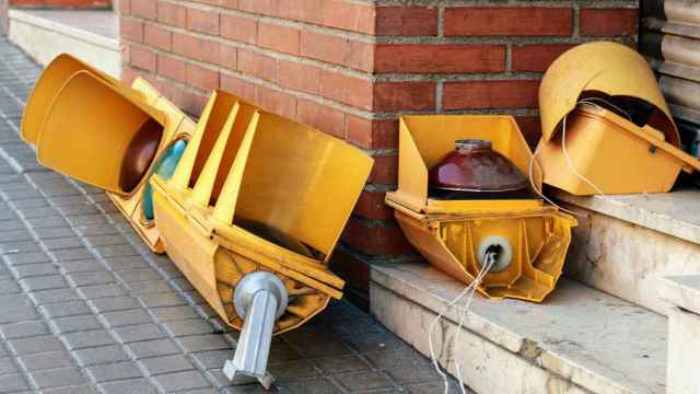 Semáforo arrancado por el espejo retrovisor de un autobús, en el número 88 de la calle Mare de deu del coll / ÁLVARO VENTURA