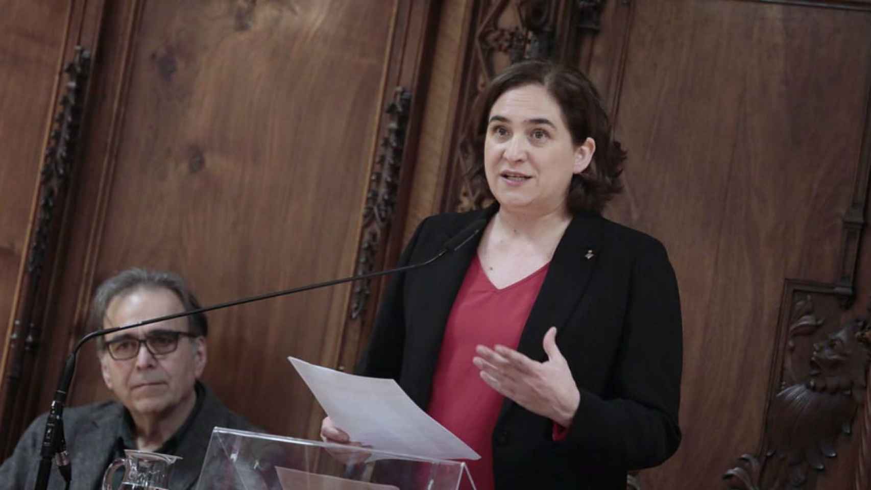 Ada Cola pronuncia un discurso en el Ayuntamiento. / Ajuntamente Barcelona