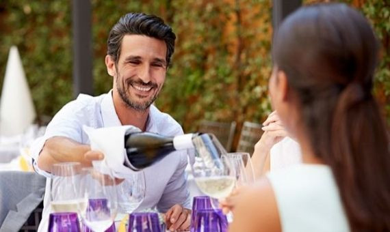 Pareja disfrutando de una cena en El Café del Gallery