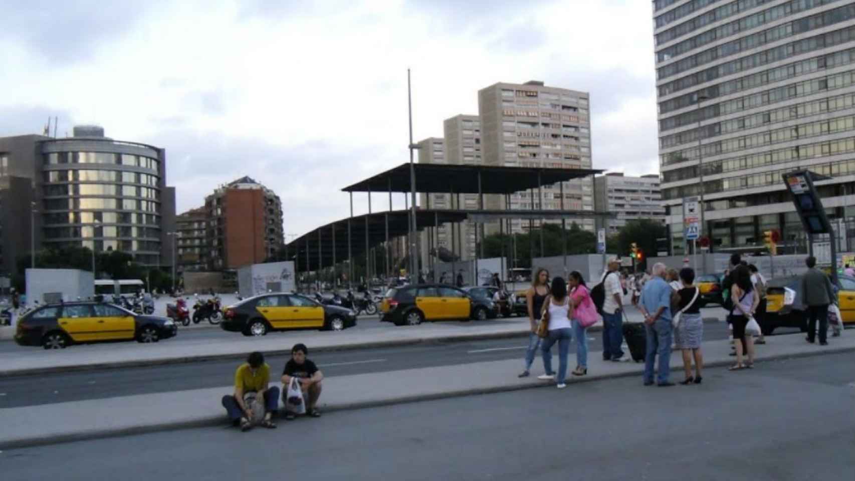 Una vista parcial de la actual plaza de los Països Catalans, junto a la Estación de Sants a la que una plataforma quiere rebautizar como de Tabarnia.