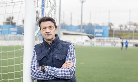 Eloy Pérez, junto a una portería de la Ciudad Deportiva