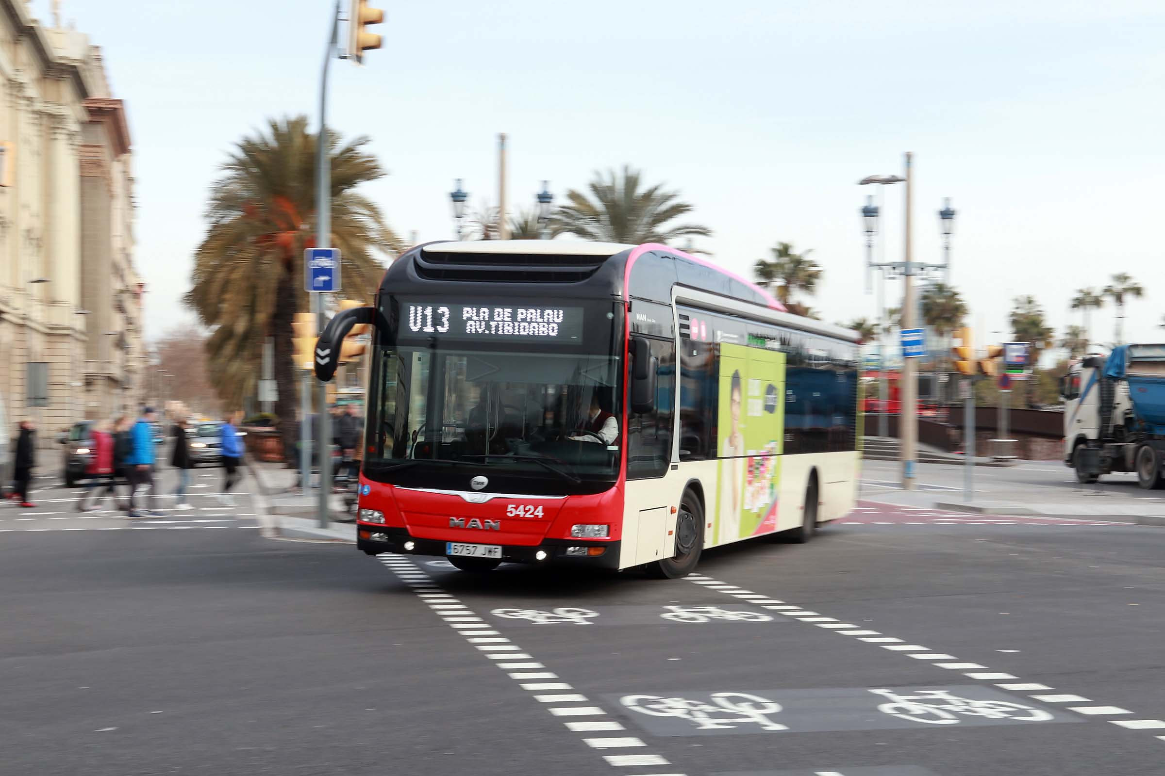 El bus V13, a su paso por el paseo Marítim de Barcelona / ÁLVARO VENTURA