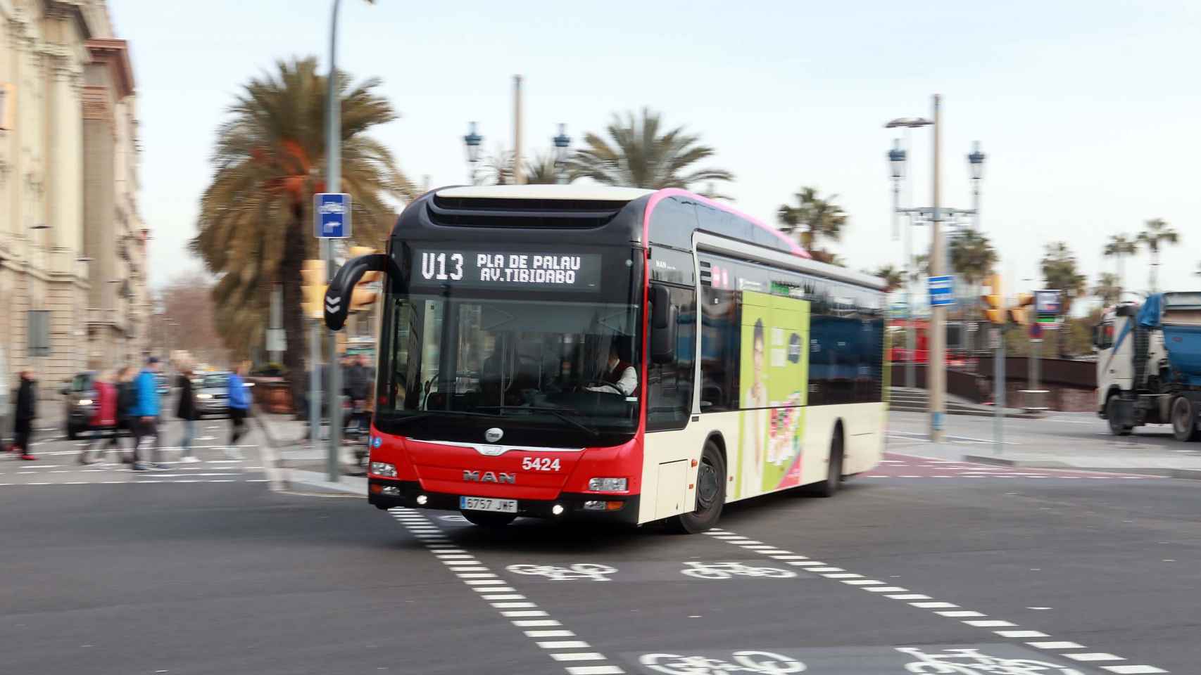 Un bus de TMC como el que se ha visto implicado en el accidente múltiple del Eixample