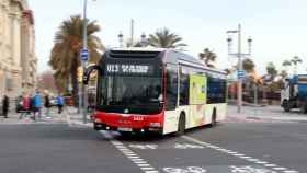 Un bus de TMB circulando por las calles de Barcelona