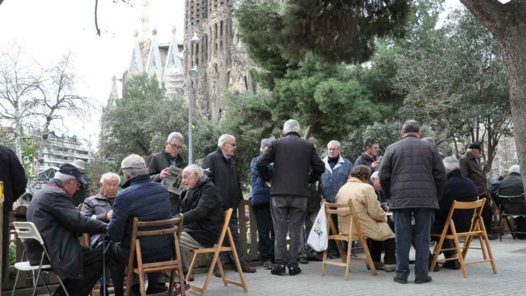 Jubilados y vecinos de la Sagrada Familia pasan la mañana practicando diversas actividades de ocio / MIKI