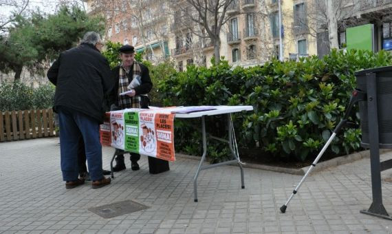 Esta es la mesa de la AAVV de Sagrada Familia donde se piden las firmas / MIKI