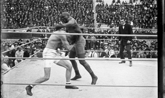 Combate en la Monumental entre el campeón del Mundo Jack Johnson y el campeón europeo Arthur Cravan