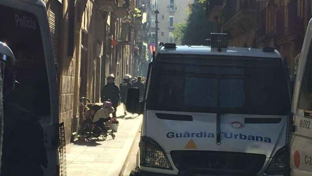 Momento del desalojo del edificio de la calle Sant Ramon / EP