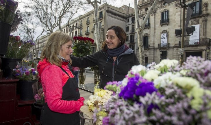 Itziar González saluda a una florista en la Rambla / ÁLVARO VENTURA