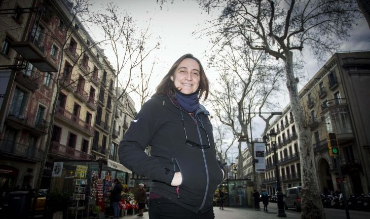 Itziar González posando en medio de La Rambla / ÁLVARO VENTURA