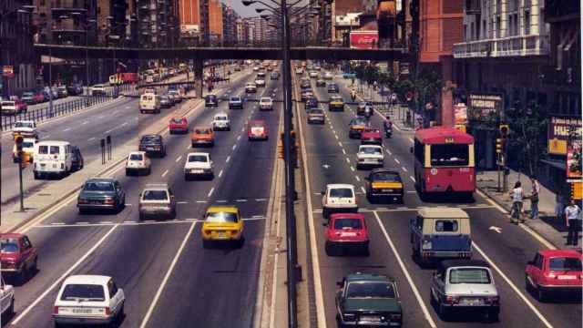 Una vista de la avenida Meridiana en 1982. Los vecinos quieren borrar completamente el 'viejo' aspecto de autopista de la avenida