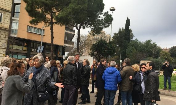 Los vecinos concentrados en la Avenida Pau Casals / P.B.