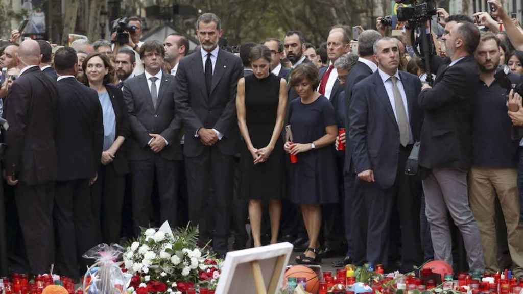 Los Reyes de España y personalidades políticas acudieron a la Rambla tras el atentado, en agosto de 2017 / EFE