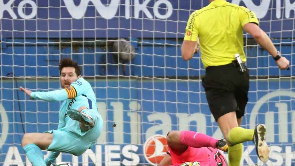 Messi no pudo marcar en Izpurúa, pero el Barça sumó 3 puntos más en Eibar / EFE / JUAN HERRERO