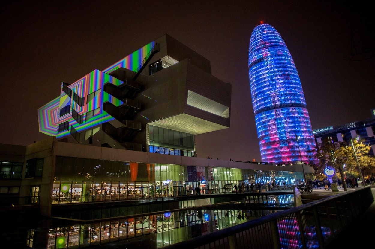 Vista del Museo del Diseño de Barcelona, eje de la séptima edición del festival lumínico Llum BCN / EFE