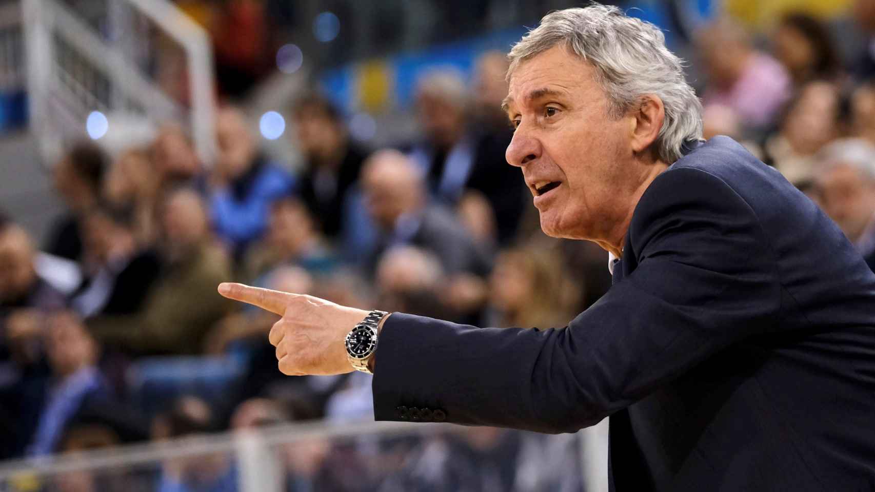 Pesic dirige un partido del Barça