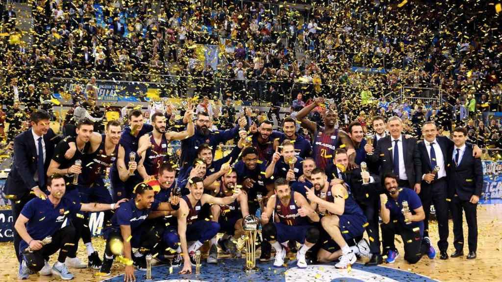 Toda la expedición azulgrana ha celebrado en el centro de la pista del Gran Canaria una nueva Copa del Rey de baloncesto / EFE