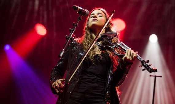 Marina Prades toca el violín en el escenario