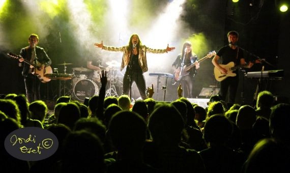 Marina Prades cantando en el escenario junto al resto del grupo Maia