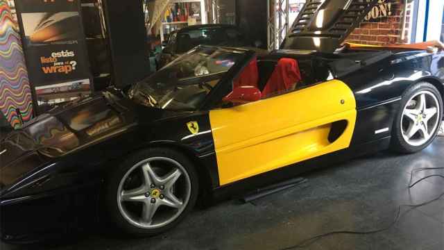 Un genuino Ferrari F355 Spyder ha sido tuneado con los colores del taxi barcelonés para promocionar una app y al sector / OUTO