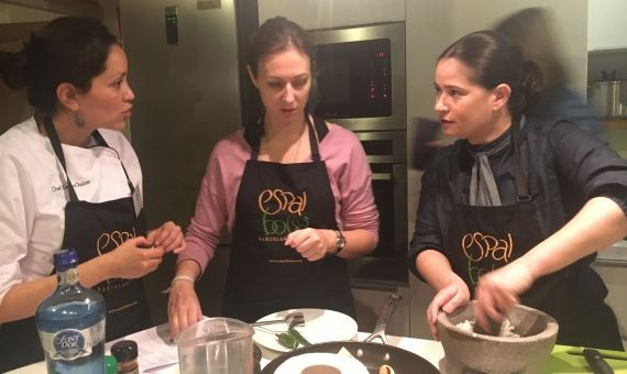 La chef Cecilia Zuniga con dos pinches que preparan guacamole / A.O.