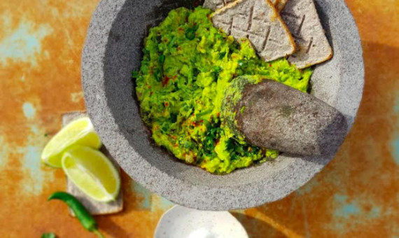 Guacamole con tortillas de maíz / C.Z. 