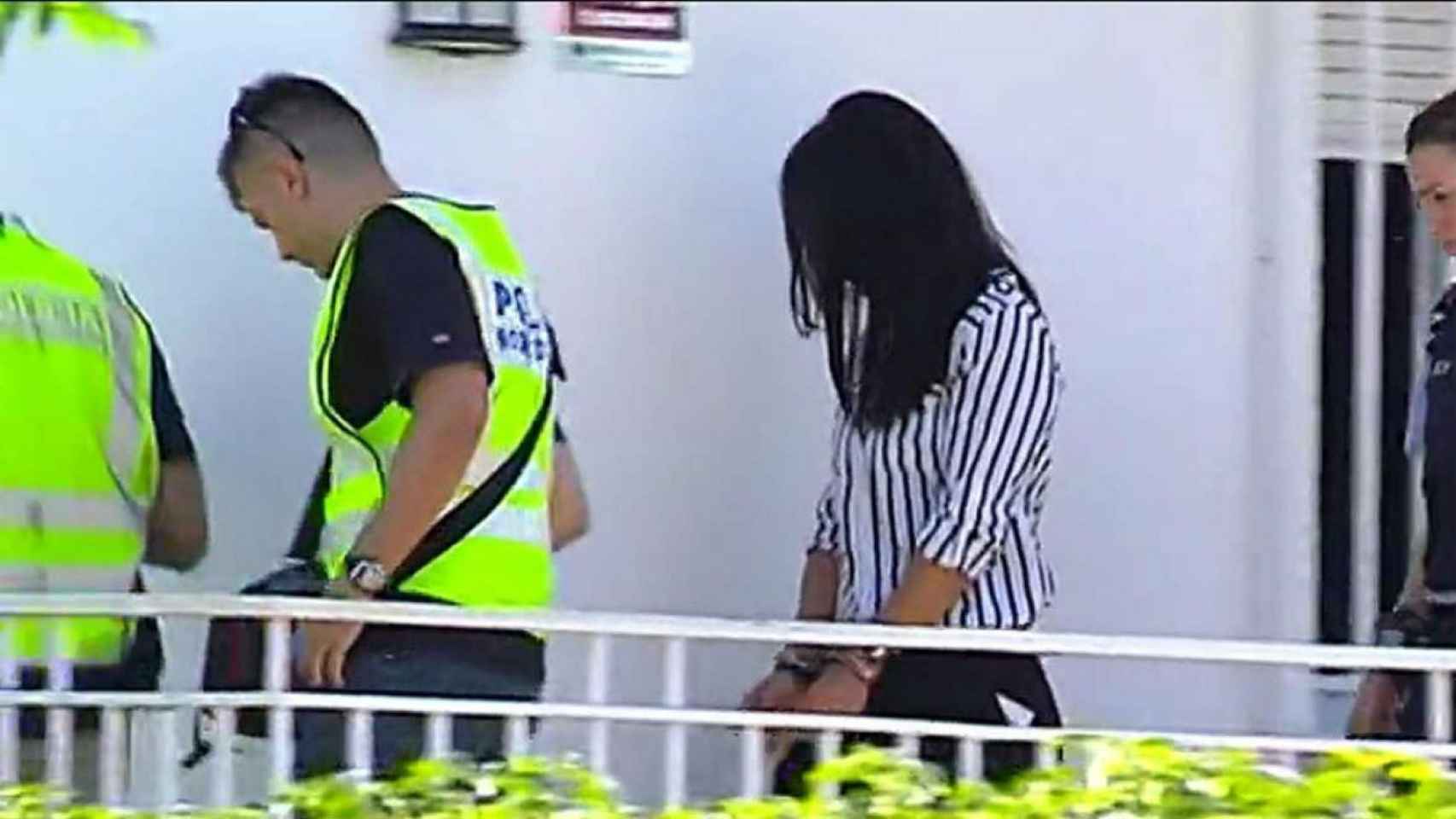 Rosa Peral, presunta culpable del asesinato de su novio, en el momento de ser detenida  / Archivo