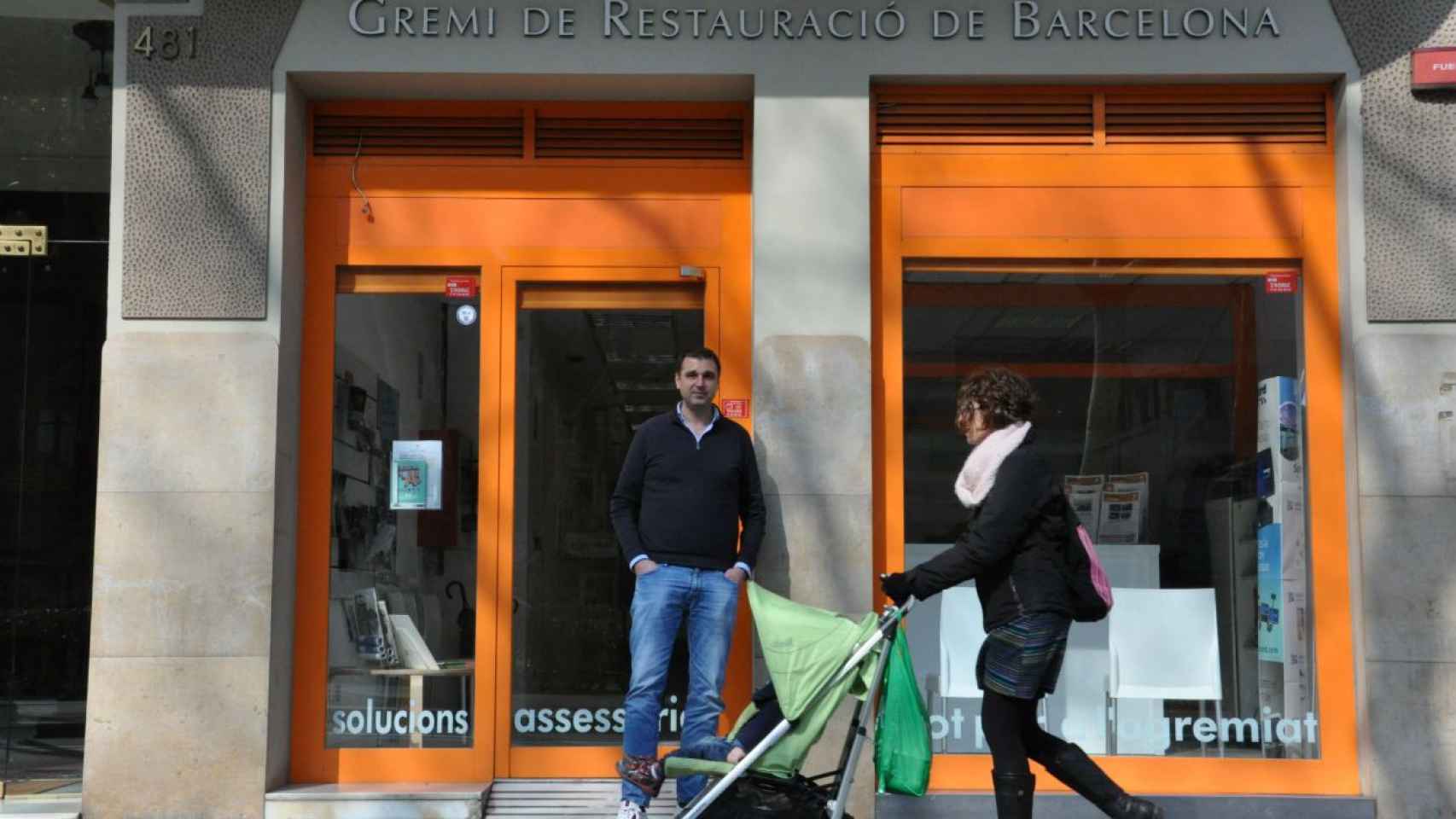 Roger Pallarols, director general del Gremi de Restauració de Barcelona, frente al local de la entidad / MIKI