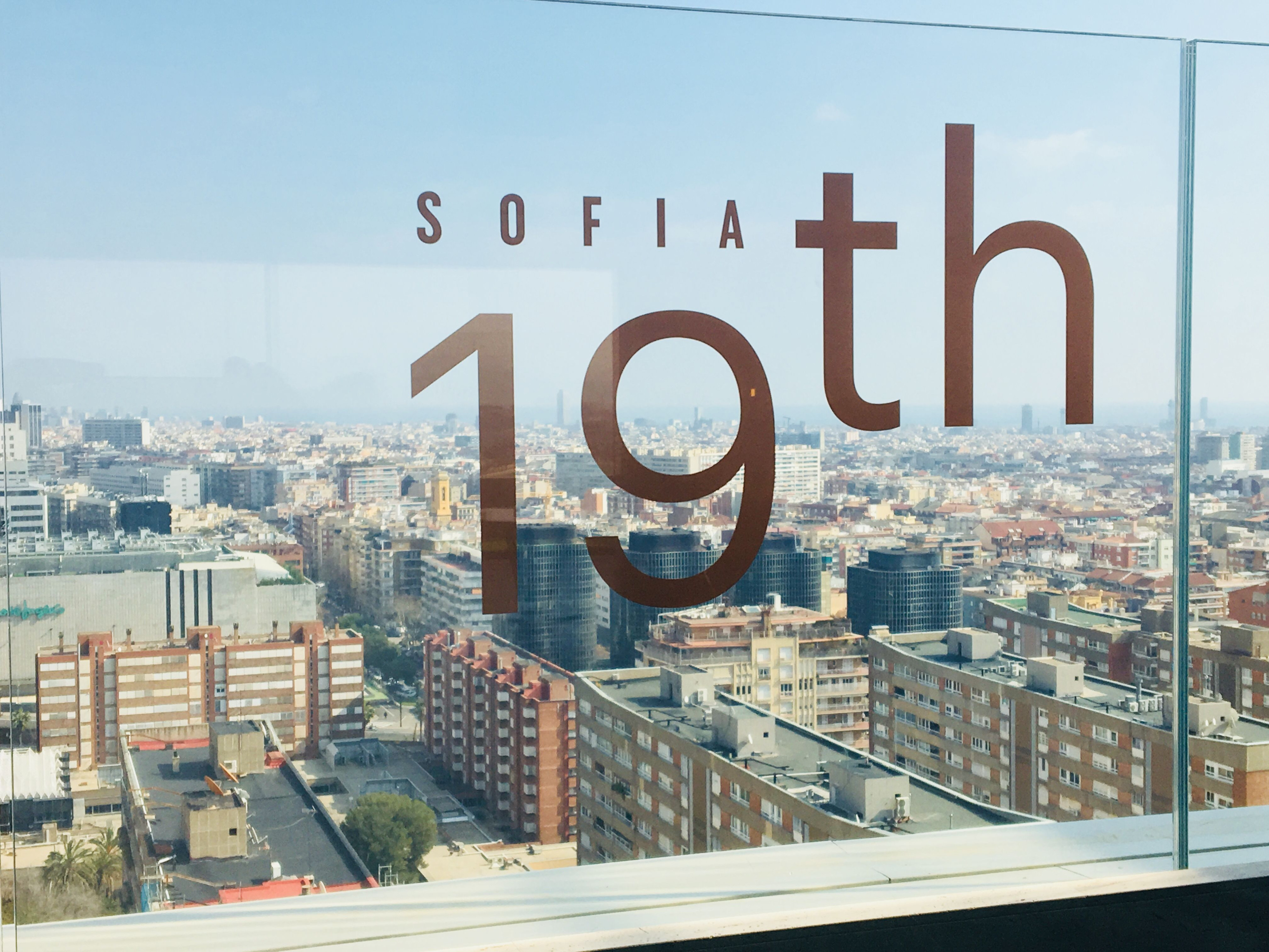 Panorámica de Barcelona desde la renovada terraza del Hotel Reina Sofía, propiedad de Selenta  / METRÓPOLI ABIERTA