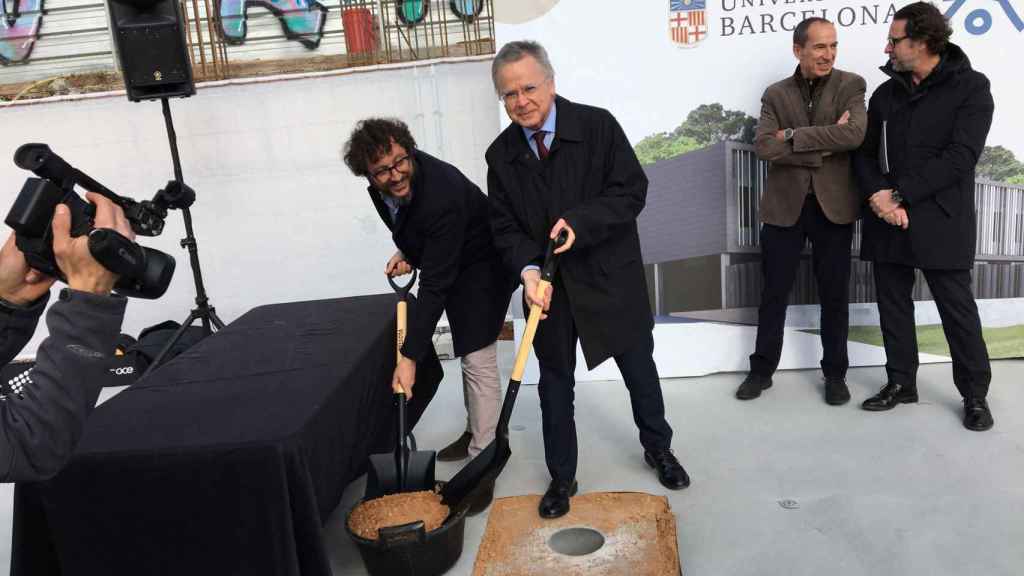 El rector de la UB, Joan Elias (derecha), y el director general de Nexo, Christopher Holloway, colocan simbólicamente la primera piedra de la residencia Aleu / XAVIER ADELL