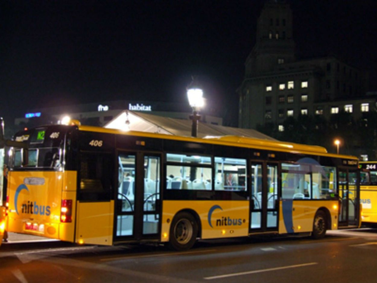 Un vehículo de Nitbus circulando por la noche en Barcelona