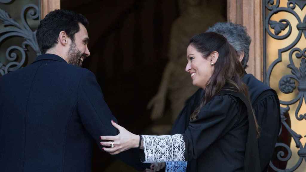 Roger Torrent y Maria Eugènia Gay, en las puertas del Colegio de Abogados / EFE MARTA PÉREZ