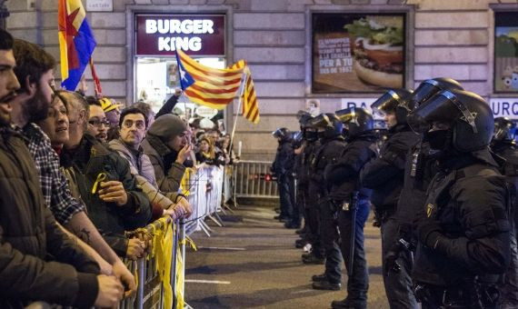 Agentes de los Mossos frente a unos manifestantes cerca de la plaza Urquinaona / ÁLVARO VENTURA