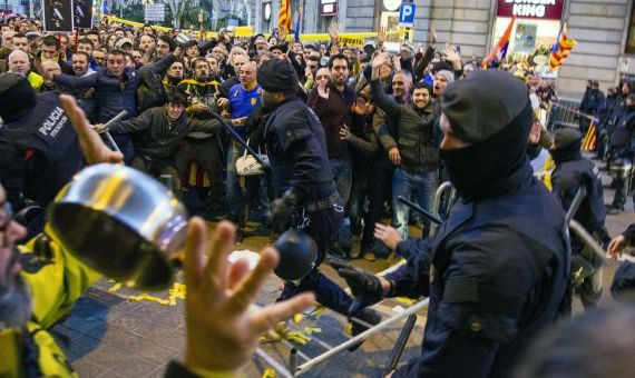 Momentos de tensión durante una carga de los Mossos junto a Via Laietana / ÁLVARO VENTURA