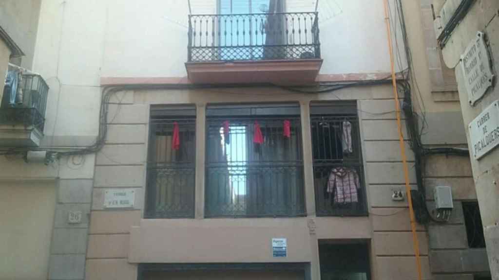 El color rojo ya es el símbolo de la lucha contra los narcopisos en el Raval