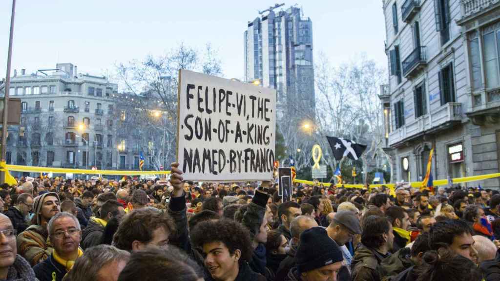 Centenares de manifestantes concentrados en los aledaños de Via Laietana y la plaza de Urquinaona con pancartas contra Felipe VI / ÁLVARO VENTURA