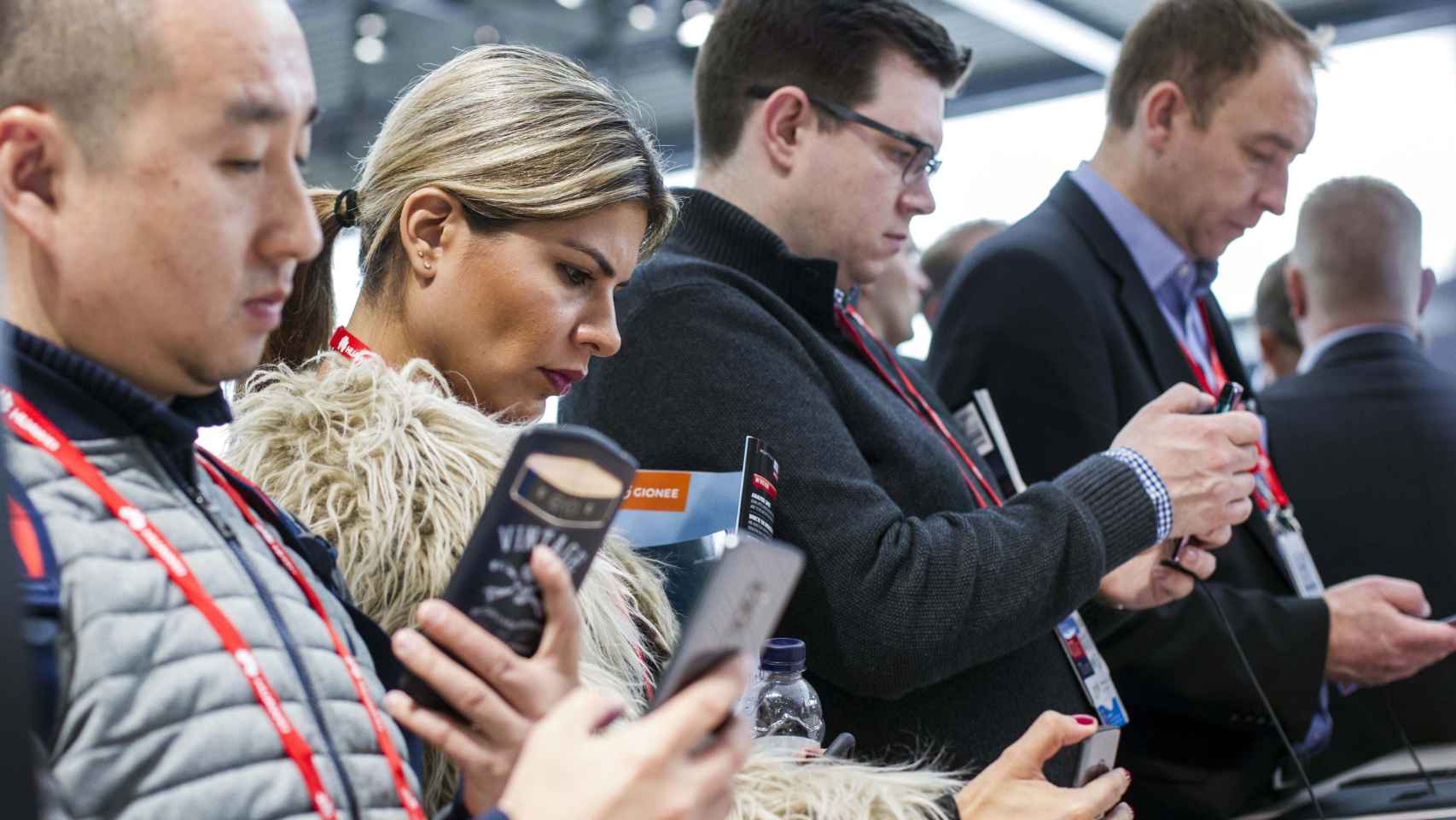 Una congresista rodeada por tres hombres: justo el porcentaje de mujeres en el Mobile World Congress / ÁLVARO VENTURA