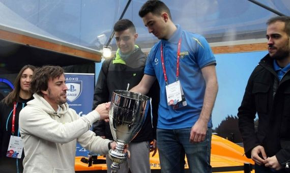 Alonso ha 'premiado' a los jóvenes que conducirán su McLaren en el Mundial virtual de eSports  / EFE