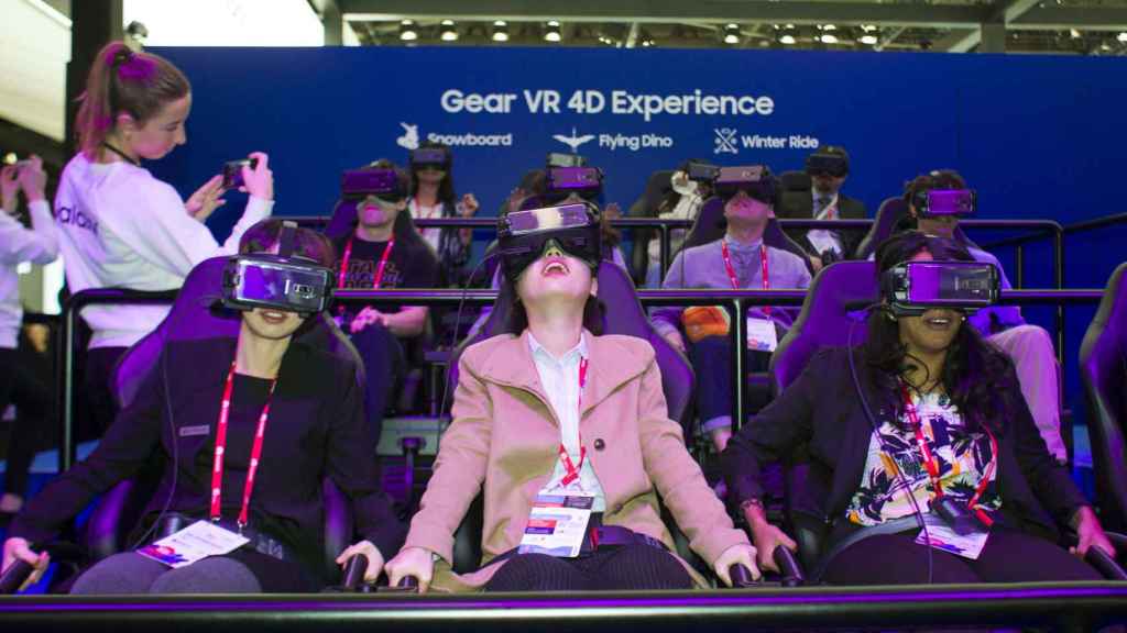 Congresistas en el Mobile World Congress probando gafas de Realidad Virtual