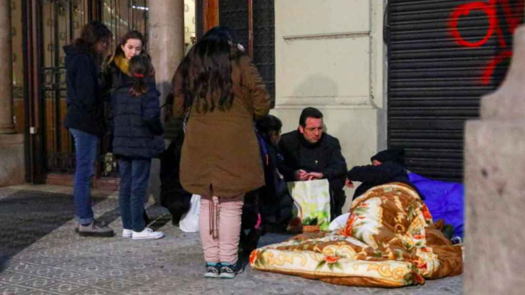 El padre Felipe con los voluntarios siguiendo el apostolado de San Alberto Hurtado / A. V.