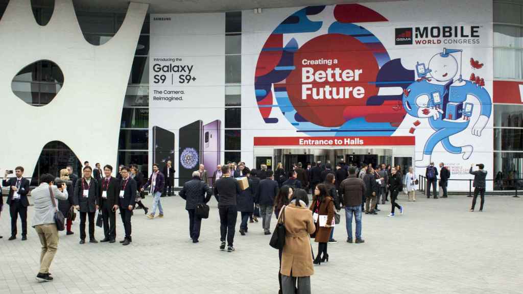 Congresistas accediendo al Mobile World Congress del año pasado/ HUGO FERNÁNDEZ