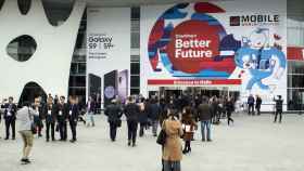 Congresistas accediendo al Mobile World Congress del año pasado/ HUGO FERNÁNDEZ